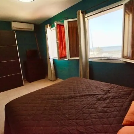 Apartmán Near The Port, Wide, Confortable, Wi-fi, Terrace, Aircon
